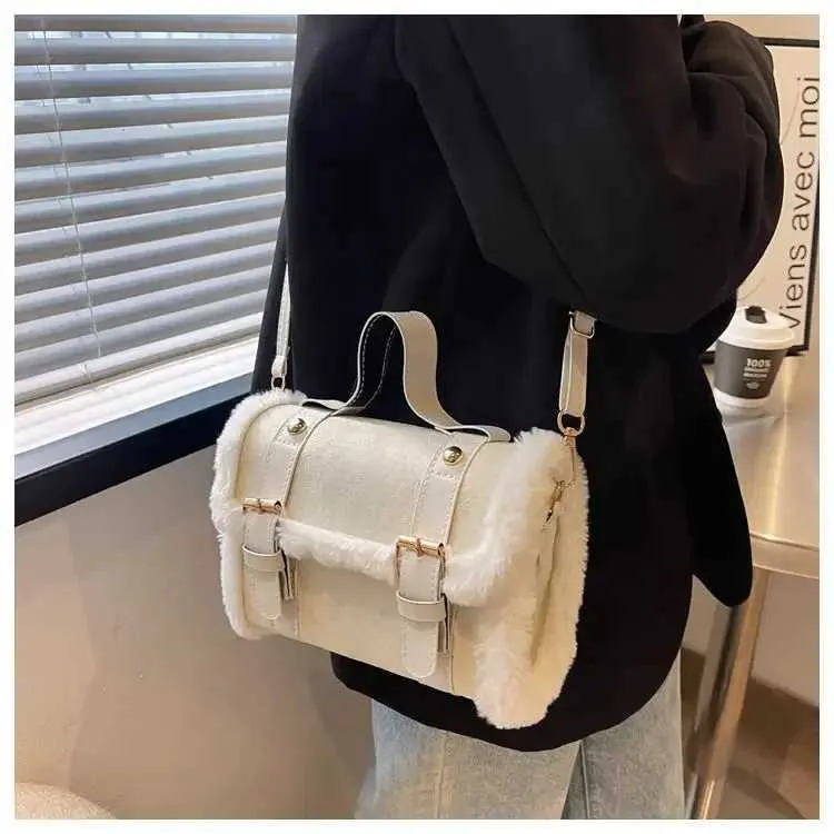 Winter Frauen Crossbody/schulter 2023 Neue Lamm Plüsch Veet Tasche Dame Kleine Quadratische Handtasche Französisch Korea StyleC241106_voghion.com