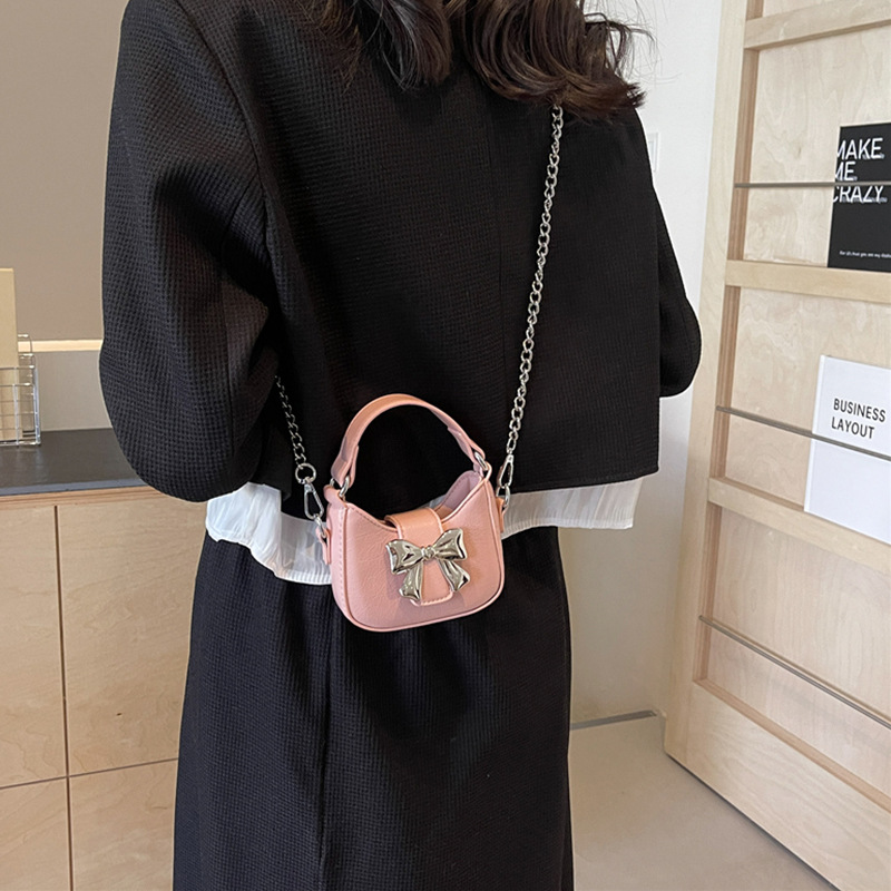 Little girl children's bag, 2024 new retro oily leather handbag, shiny bow chain crossbody bag, little princess mouth red envelope for women_voghion.com