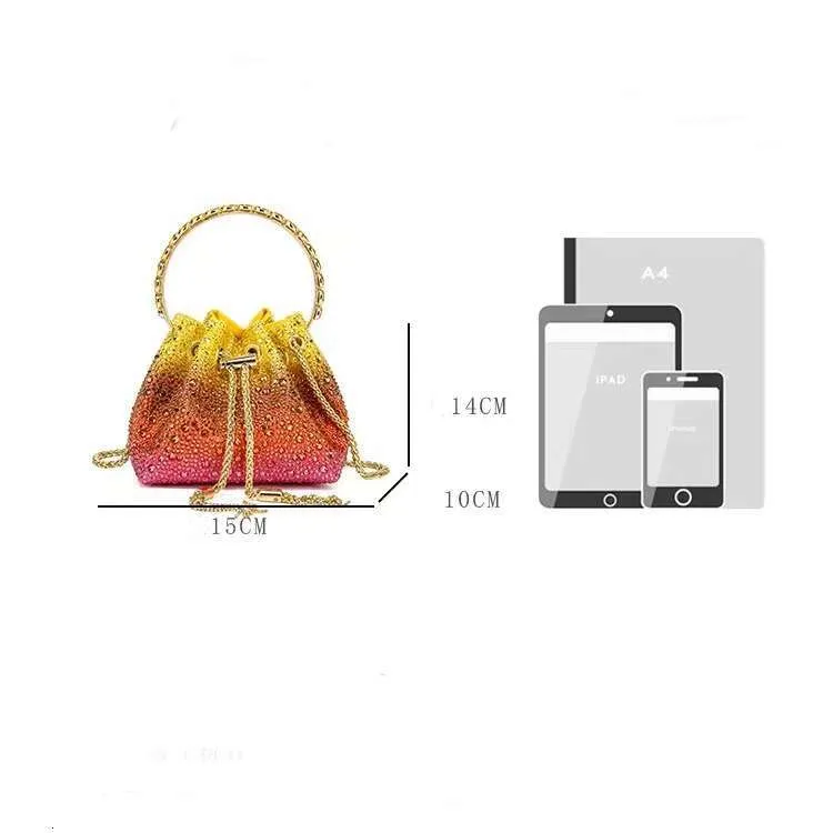 2024 Handtasche Neue Metall Handheld Brieftasche Quaste Hot Dia Kette Crossbody Eimer Schultertasche_voghion.com