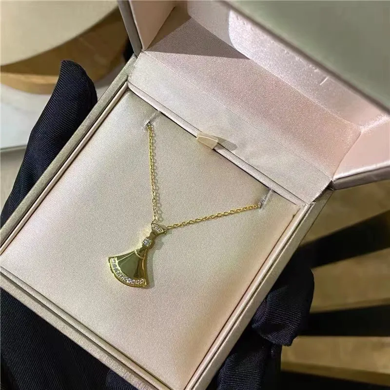 Colar com pingente em leque clássico em ouro rosa e cristal rosa_voghion.com