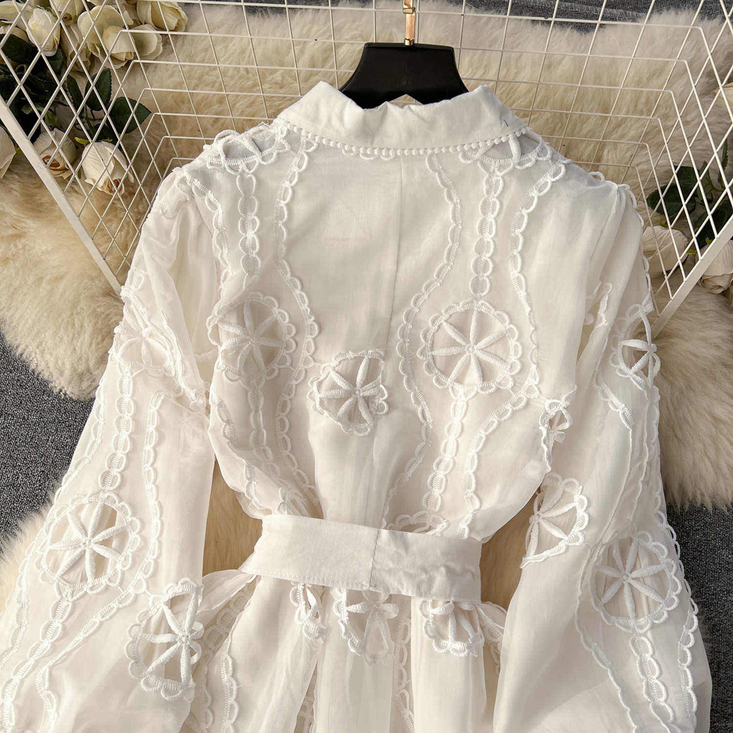 Vestido estilo palacio para mujer, nuevo estilo, bordado pesado, flor hueca, abotonado, corte entallado, largo medio, manga abullonada_voghion.com