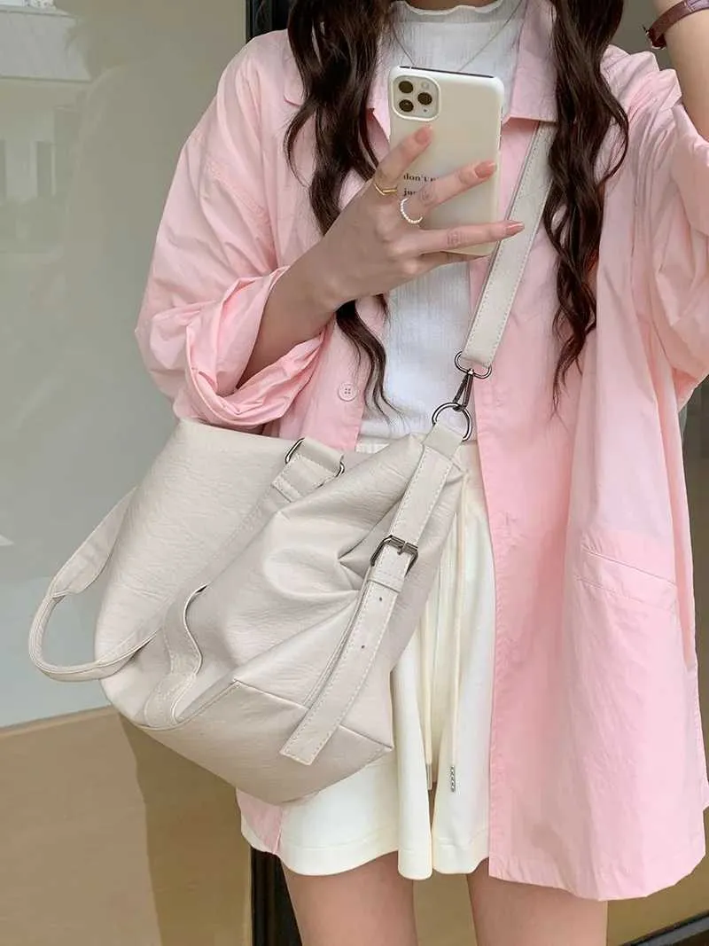 Naiste mahutavusega mustad õlakotid, suured ostukotid, ühevärviline pehmest nahast õlakott, daami reisikott_voghion.com