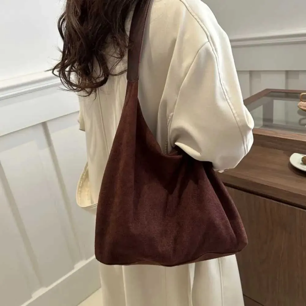 Borsa da designer Borsa da viaggio alla moda retrò in pelle scamosciata grande capacità alla moda per biancheria intima semplice borsa a tracolla Y241115_voghion.com