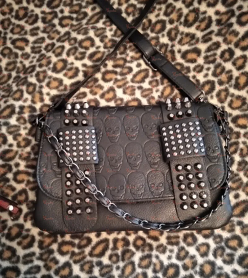 Yogodlns Borsa a tracolla vintage da donna in pelle nera con teschio e rivetti_voghion.com