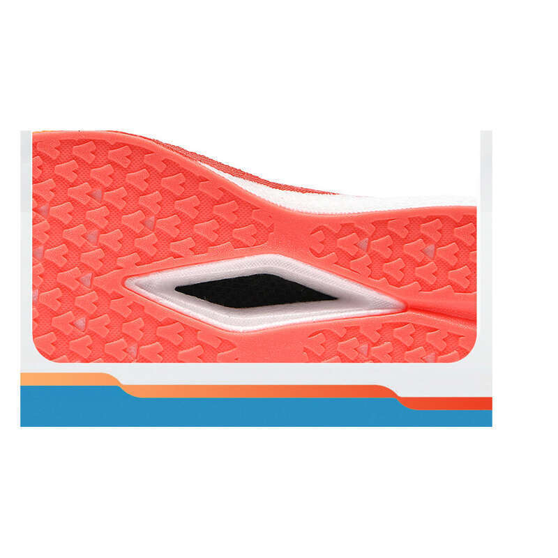 Principale Un paio di scarpe da corsa con membrane in gomma antideflagranti e piastre in carbonio._voghion.com