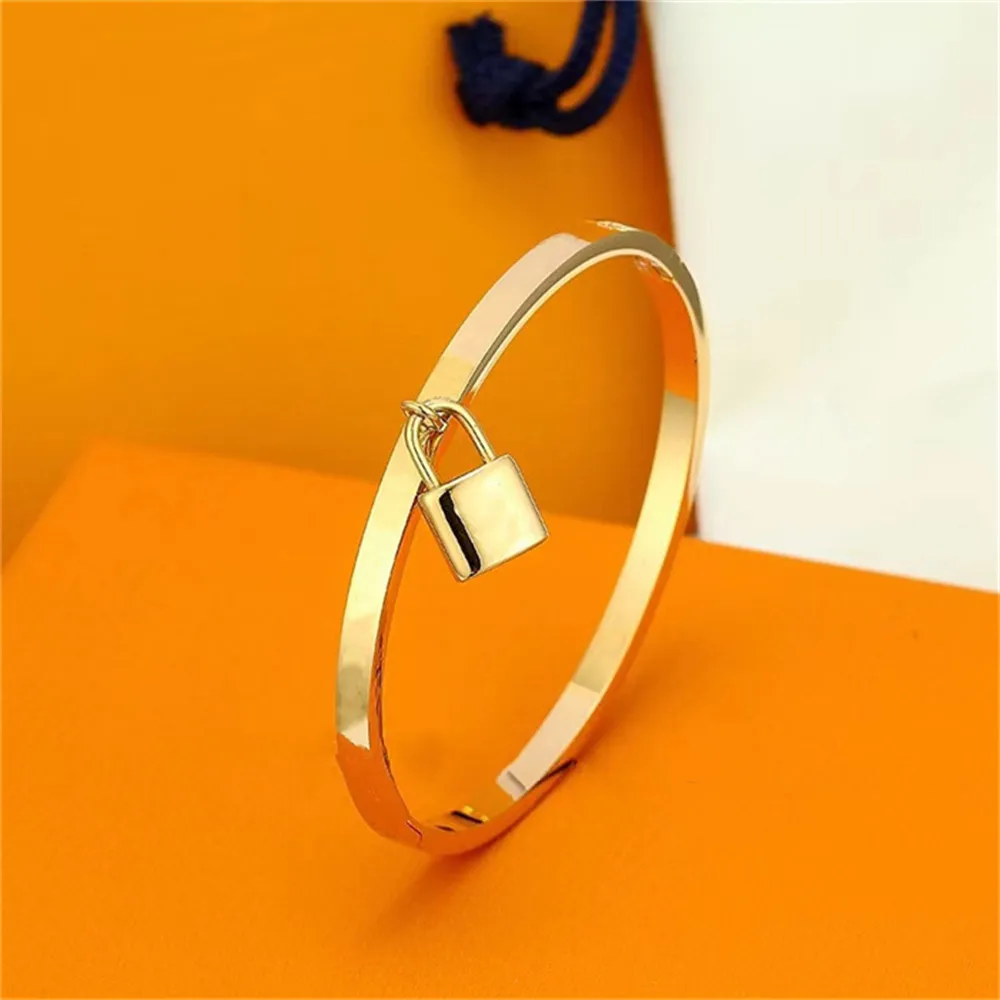 Edelstahlschnalle Armband Modeschmuck Männer und Frauen Designer Armreif vergoldet Initialen Armbänder personalisiert_voghion.com