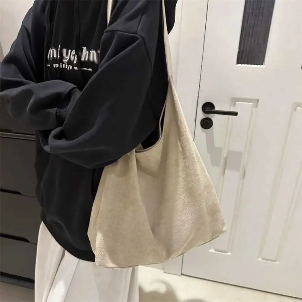 Borsa da designer Borsa da viaggio alla moda retrò in pelle scamosciata grande capacità alla moda per biancheria intima semplice borsa a tracolla Y241115_voghion.com