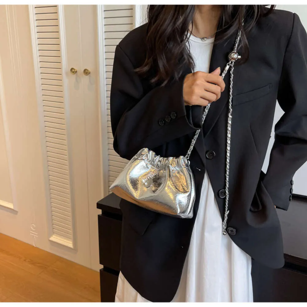 2024 Nowa designerska damska torba na ramię typu crossbody z łańcuszkiem Modny, wszechstronny, innowacyjny design Naturalny, minimalistyczny styl_voghion.com