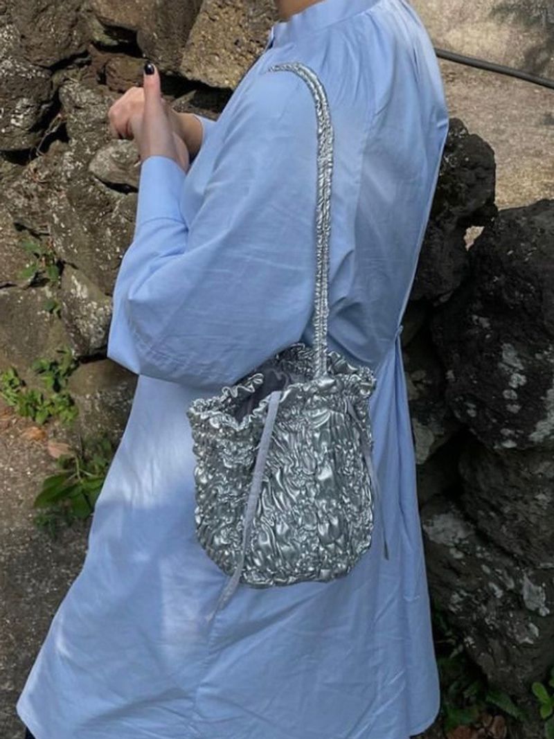 Ein Nischendesign einem einzigartigen Gefühl die Tasche. Nuovo argento, plissierte Umhängetasche für den Sommer 2024 con_voghion.com