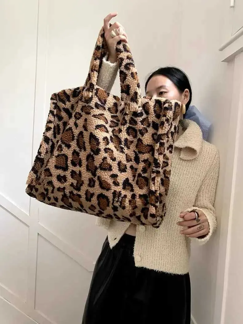 2025 New Autumn Winter Big Capacity Leopard Pattern Handbag College Students Plush Commuter Bag Lamb Wool Bags Versatile_voghion.com