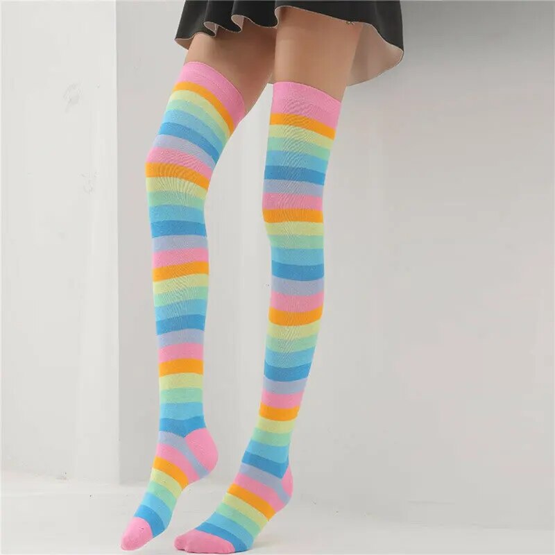 1 Paar Regenbogen-gestreifte Weihnachtsstrümpfe über den Kniestrümpfen, bunt, sexy, Nachttanz, Straße, Persönlichkeit, Oberschenkel, lange Röhre_voghion.com