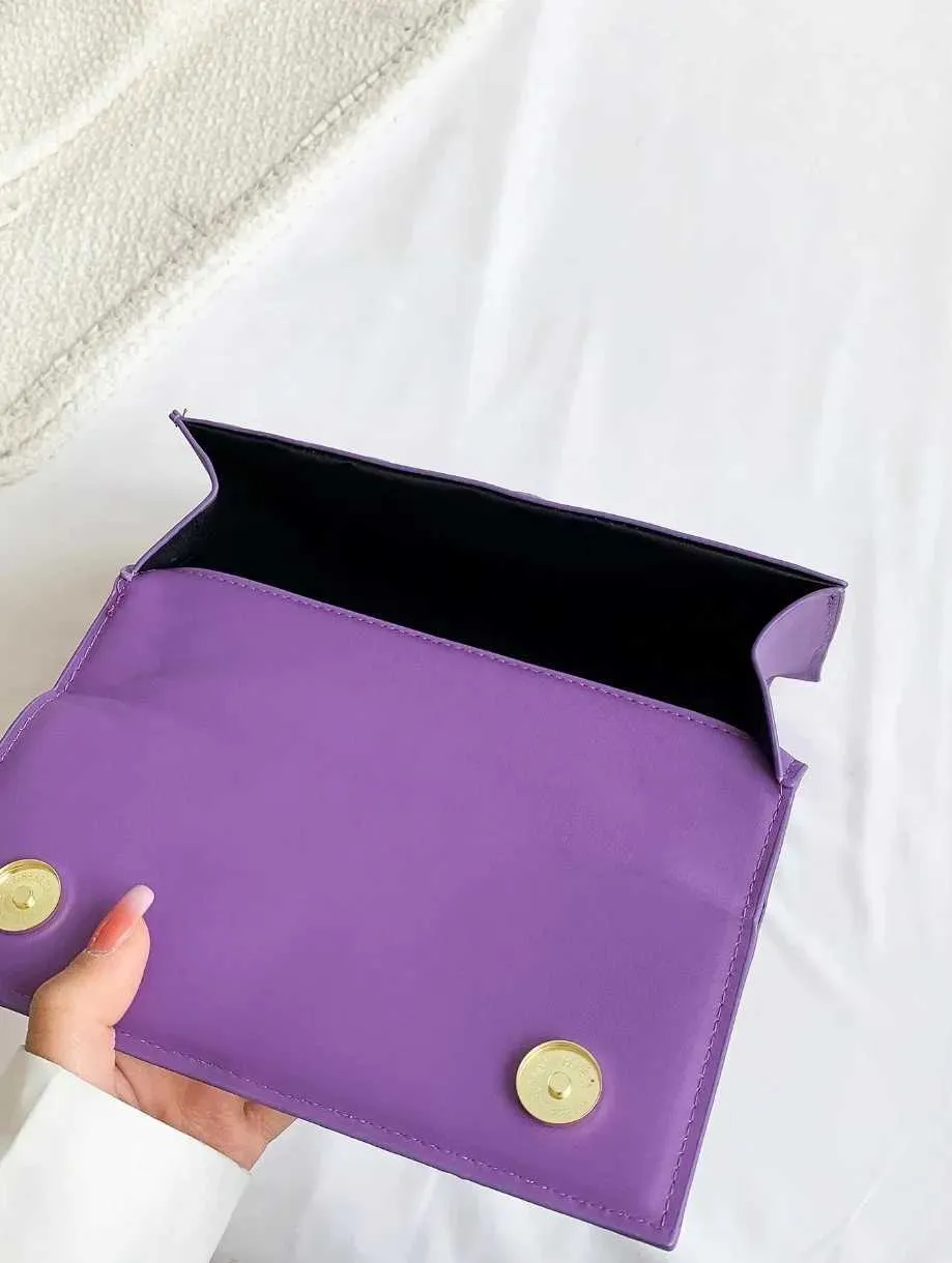 Lilla ternet skuldertaske til kvinder med metalkvast detalje_voghion.com