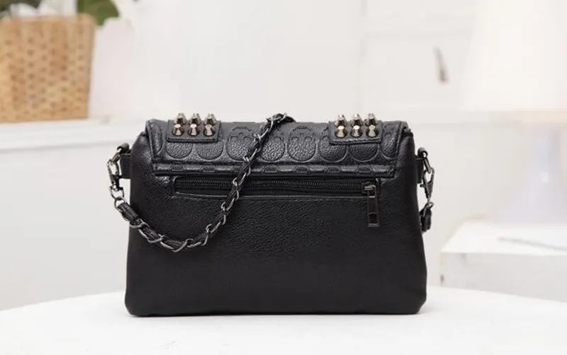 Yogodlns Borsa a tracolla vintage da donna in pelle nera con teschio e rivetti_voghion.com