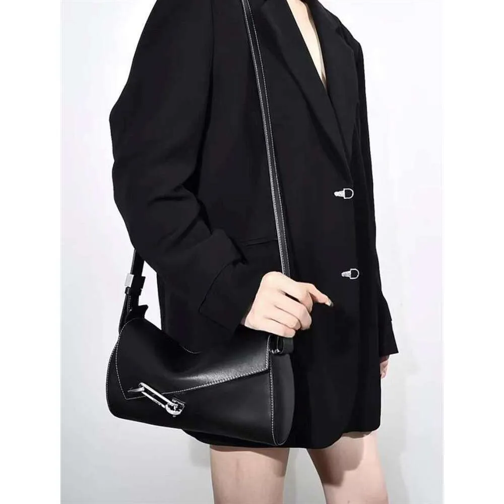 Sac à bandoulière en cuir texturé haut de gamme à la mode, sac à main de voyage à boucle en métal, sac à bandoulière souple pour femme_voghion.com