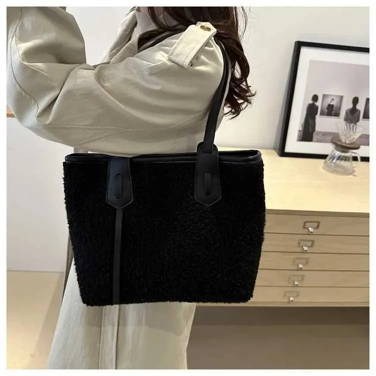 Sac à main en peluche à la mode de grande capacité pour femme, sac à bandoulière polyvalent de couleur unie, décontracté et chaud Y241216_voghion.com