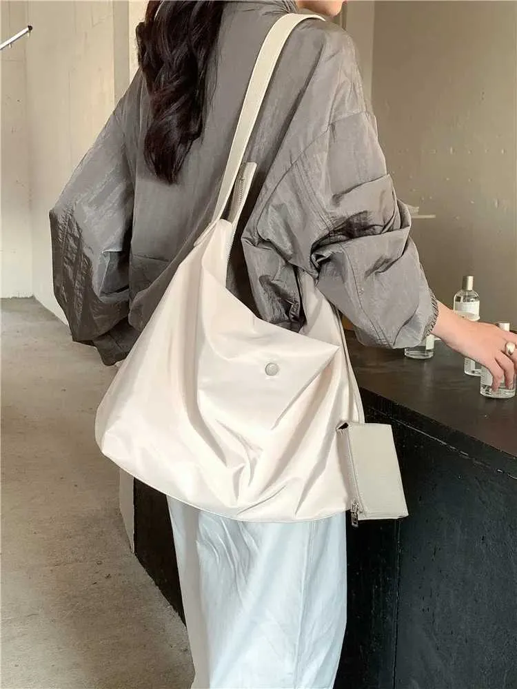 Women's Nylon Shoulder Bag Large Capacity Leisure Commuter Style_voghion.com