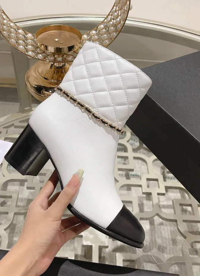 Neueste Designer Frauen Kurze Runde Zehe Blockabsatz Hohe Qualität Natur Leder Metall kette Patchwork Mid-kalb Mode_voghion.com