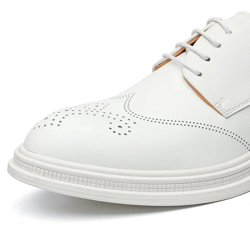 Nieuwe heren Britse herenmode Witte formele brogues schoenen Herenjurk Bruiloft Prom Thuiskomst Sapato Sociaal Mascuo_voghion.com