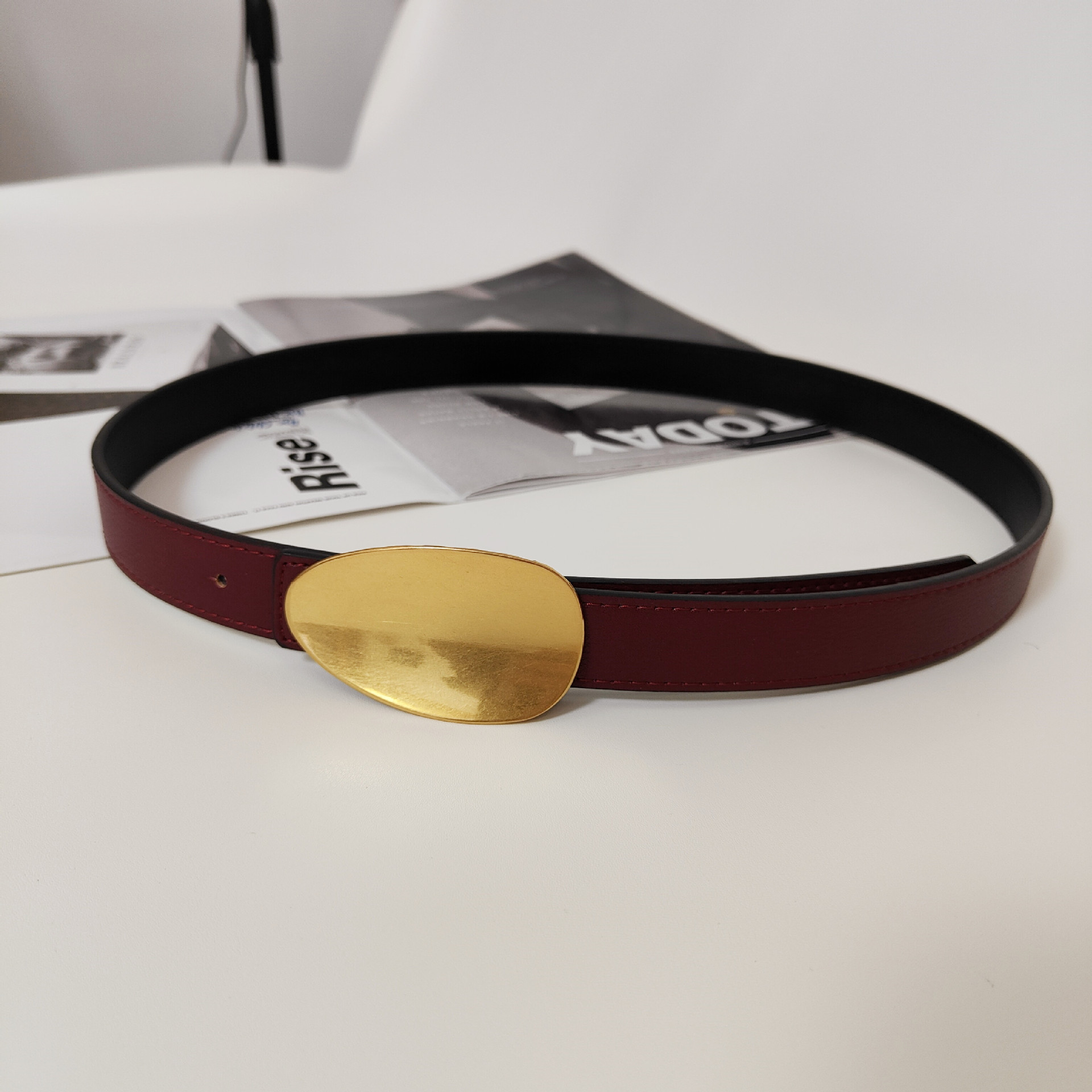 Cinto feminino em couro legítimo com fivela oval minimalista_voghion.com