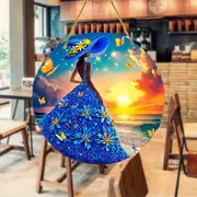 20x20 cm sommarprakt solfångare - blommig och fjärilsliknande strandscen med blå klänning och hatt. Livfull väggdekoration för sommarfester._voghion.com