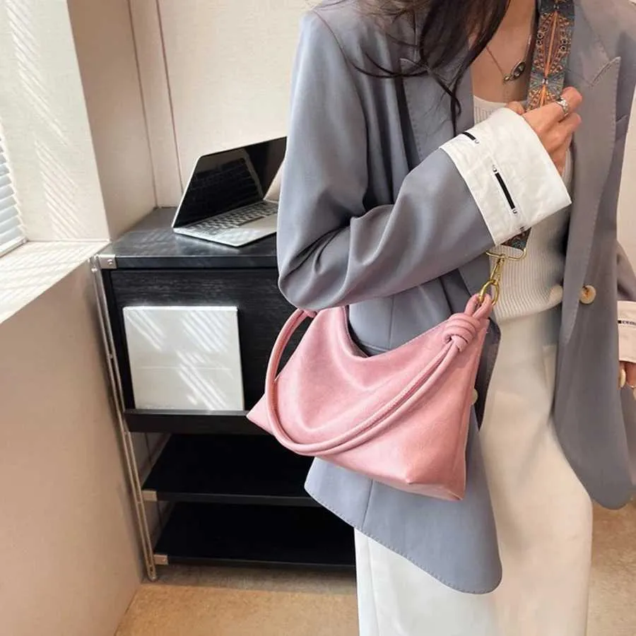 Borsa a tracolla da donna con texture in pelle morbida geometrica_voghion.com
