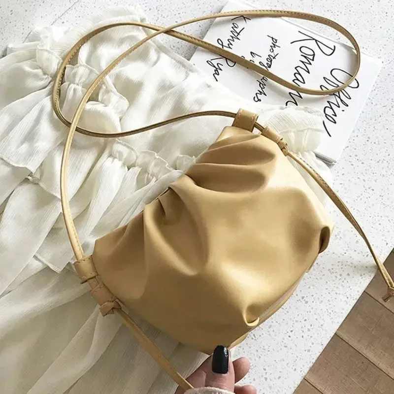 Small bag 2024 Spring and Summer Slope Trend 100 Temperature Garbage Cloud Bag Mini Coin Fold Cross Body Y241026_voghion.com