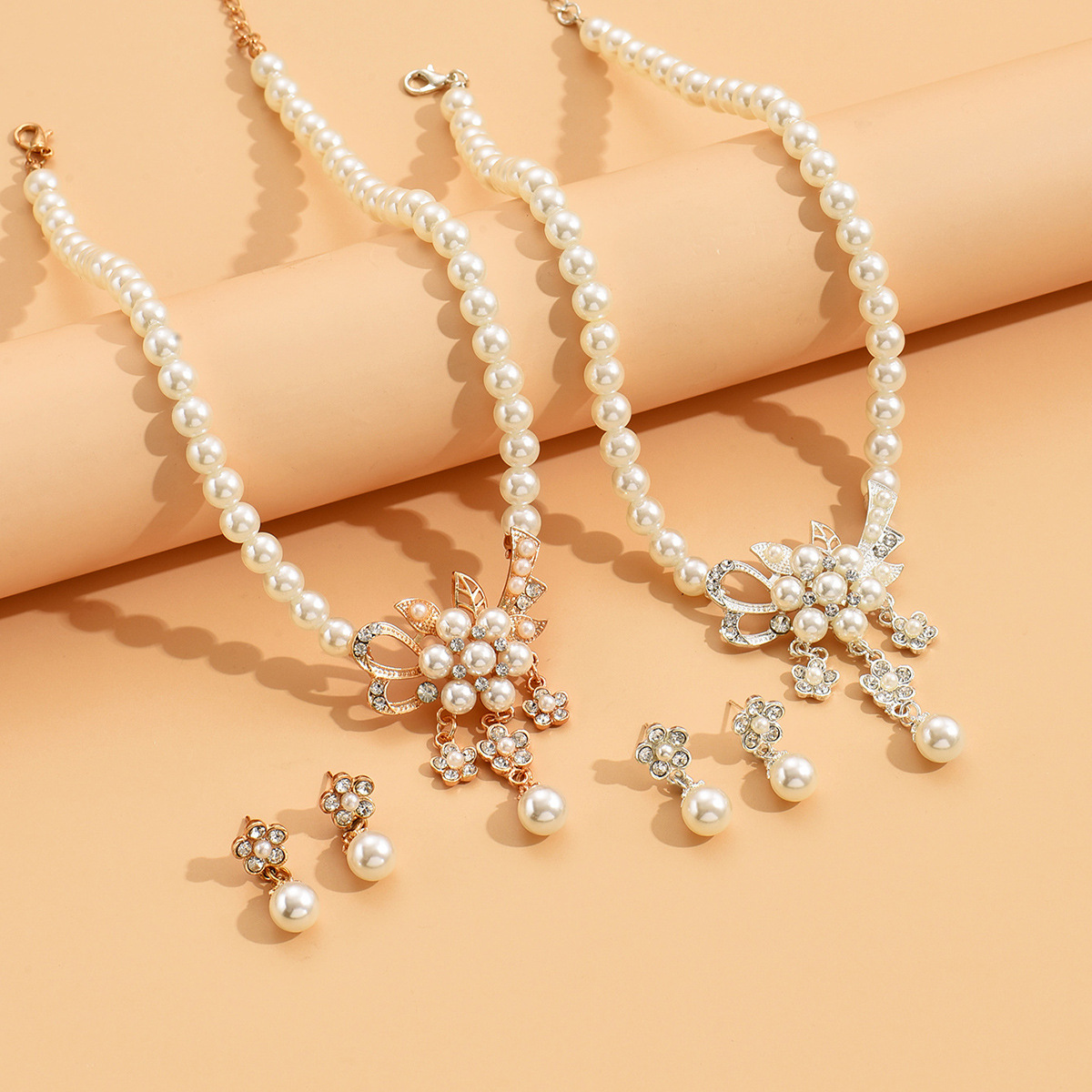 Ensemble collier et boucles d'oreilles perles et fleurs, style vintage tendance, best-seller d'une marque européenne et américaine. Bijoux pour femme._voghion.com