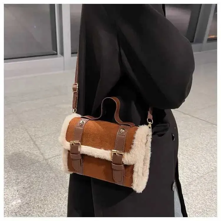 Winter Frauen Crossbody/schulter 2023 Neue Lamm Plüsch Veet Tasche Dame Kleine Quadratische Handtasche Französisch Korea StyleC241106_voghion.com