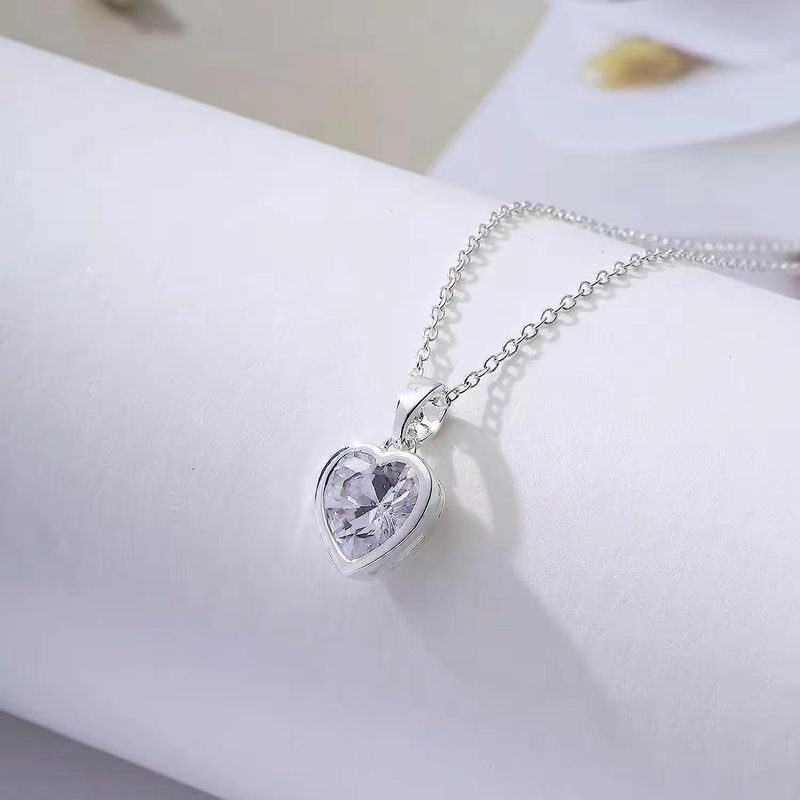 Colar com pingente de 12 cores Carat Dia Love Light Trend em forma de coração com corrente para clavícula_voghion.com