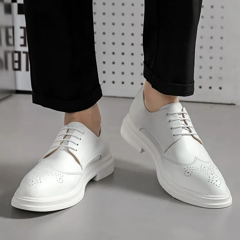 Nieuwe heren Britse herenmode Witte formele brogues schoenen Herenjurk Bruiloft Prom Thuiskomst Sapato Sociaal Mascuo_voghion.com