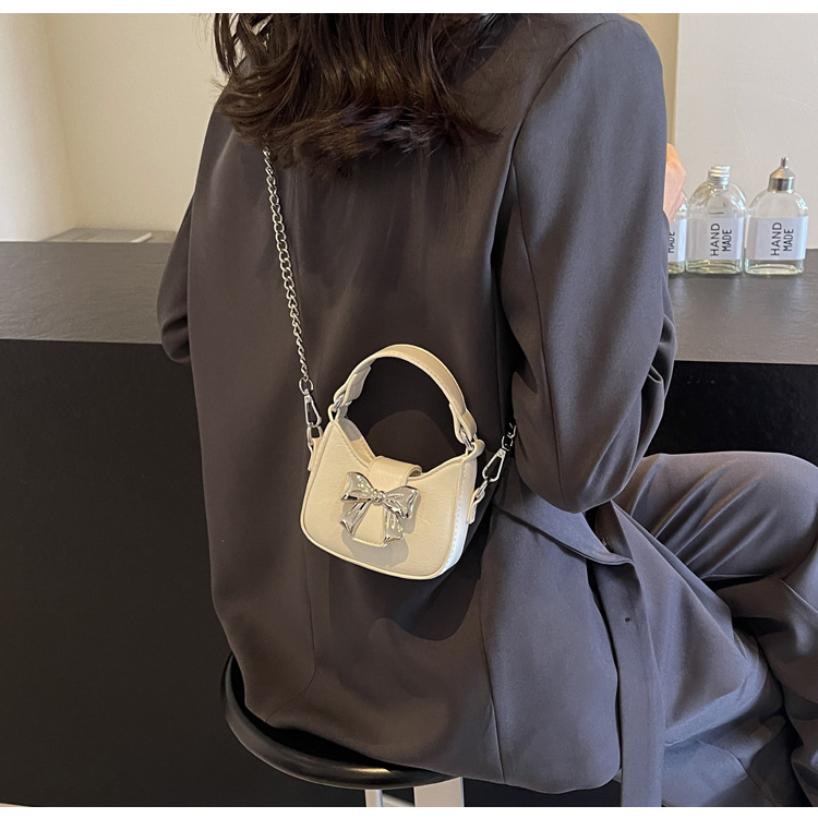 Little girl children's bag, 2024 new retro oily leather handbag, shiny bow chain crossbody bag, little princess mouth red envelope for women_voghion.com