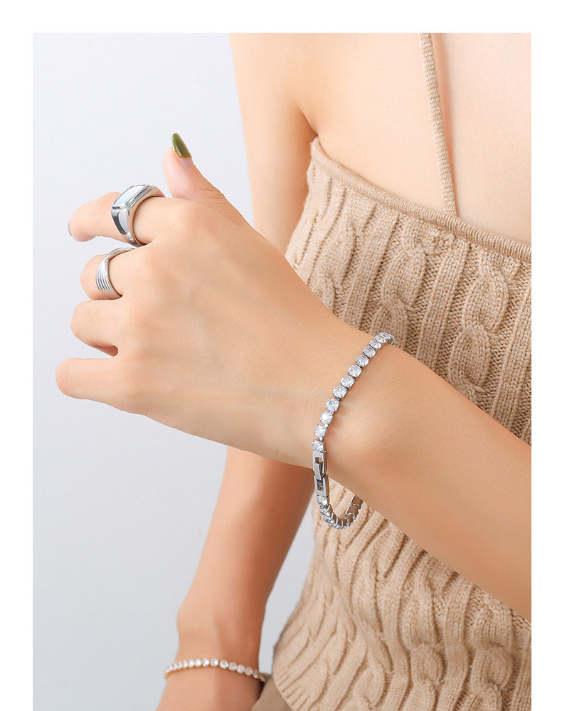 Pulseira feminina minimalista de aço titânio com zircônia cúbica e fecho banhado a ouro 18K, design geométrico para uso diário e presentes_voghion.com