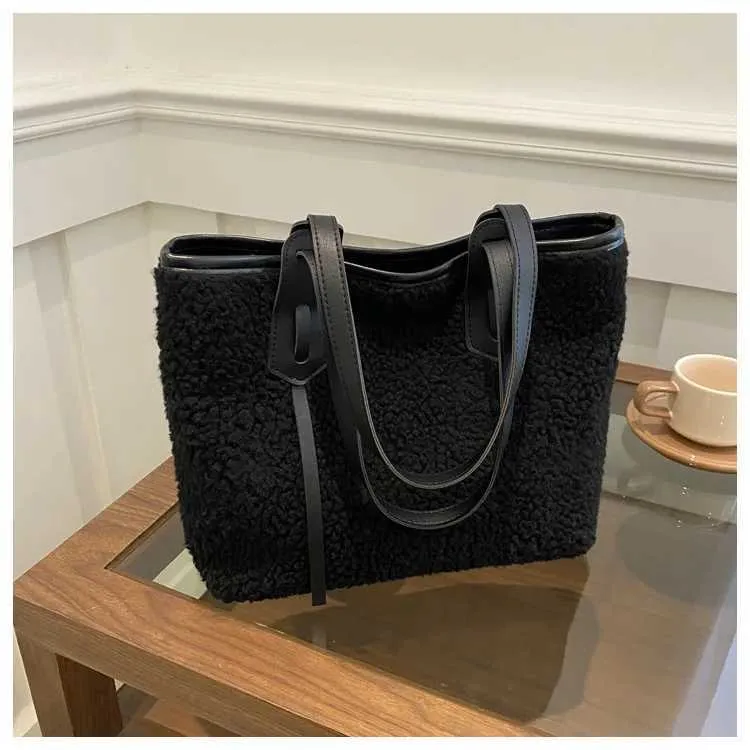 Sac à main en peluche à la mode de grande capacité pour femme, sac à bandoulière polyvalent de couleur unie, décontracté et chaud Y241216_voghion.com