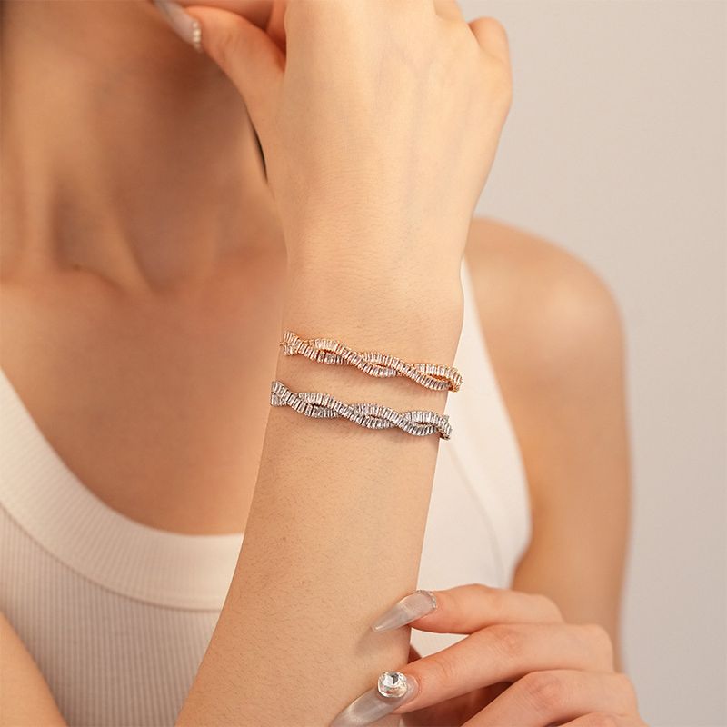 Braccialetto con croce in zircone intrecciato di alta qualità, gioiello leggero e versatile_voghion.com
