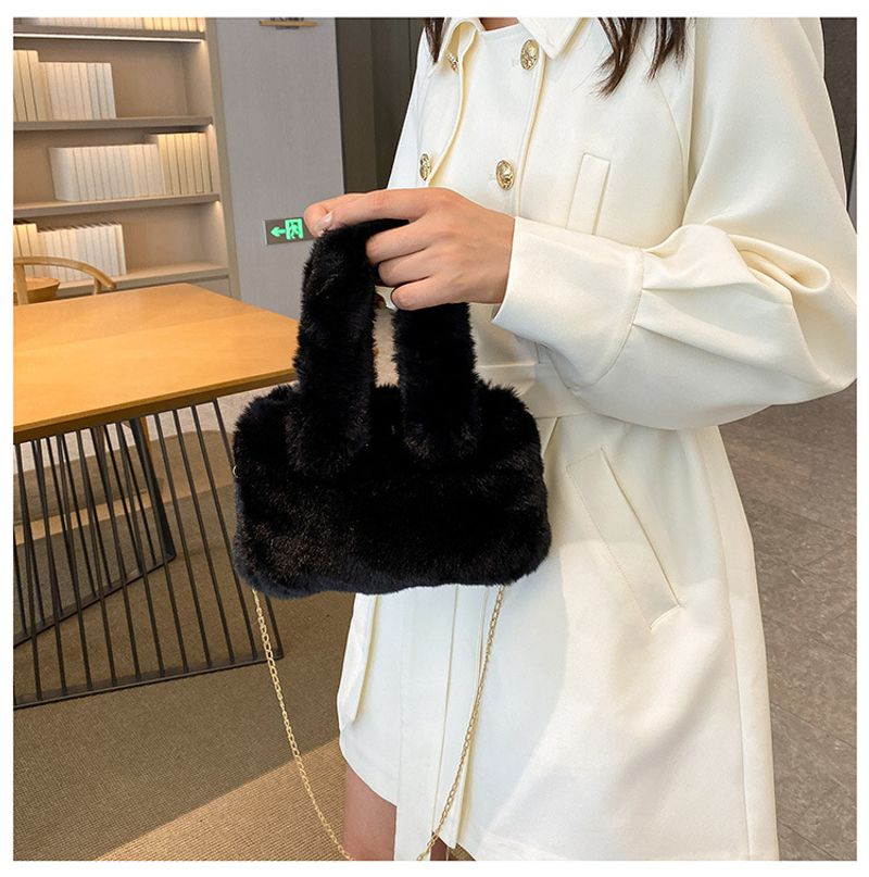 Süße Handtasche in koreanischer Version 2023, neues Nischendesign, tragbare Umhängetasche mit Plüschkette_voghion.com