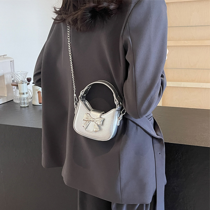 Little girl children's bag, 2024 new retro oily leather handbag, shiny bow chain crossbody bag, little princess mouth red envelope for women_voghion.com