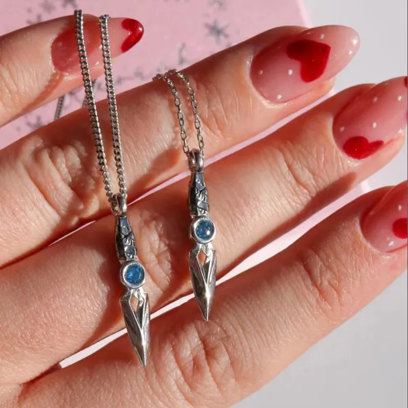 Collier avec pendentif en forme de poignard incrusté de zircone cubique bleue pour hommes et femmes, bijoux exquis pour joueurs_voghion.com