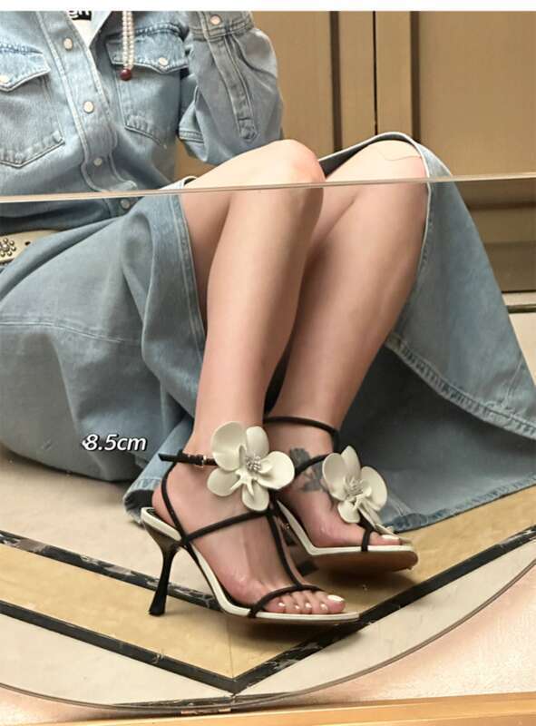 sandali bianchi con punta aperta, stile fata, linea dritta, tacco alto e sottile, punta quadrata, da donna_voghion.com