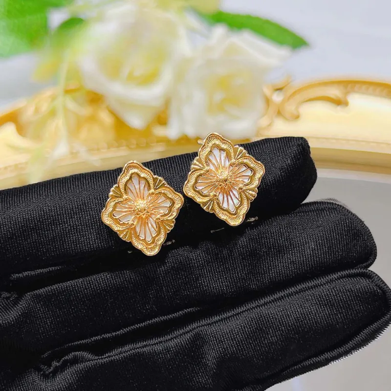 Guldklöver halsband med pärlemor i retro stil_voghion.com