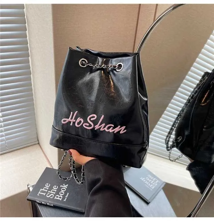 Borsa a secchiello in pelle da donna con ricamo e tracolla_voghion.com