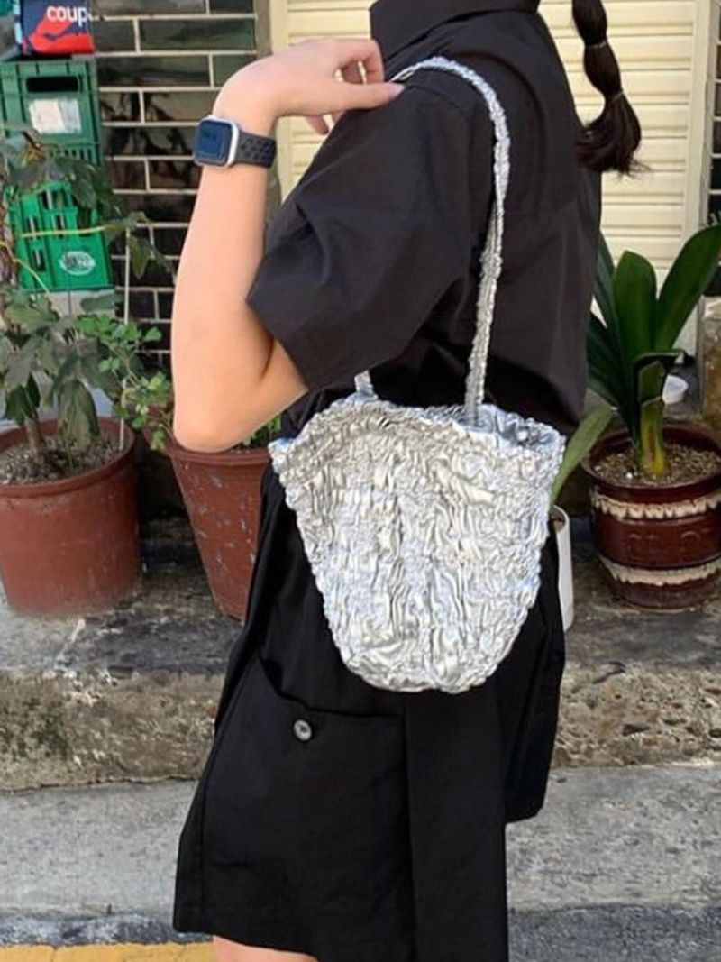 Ein Nischendesign einem einzigartigen Gefühl die Tasche. Nuovo argento, plissierte Umhängetasche für den Sommer 2024 con_voghion.com