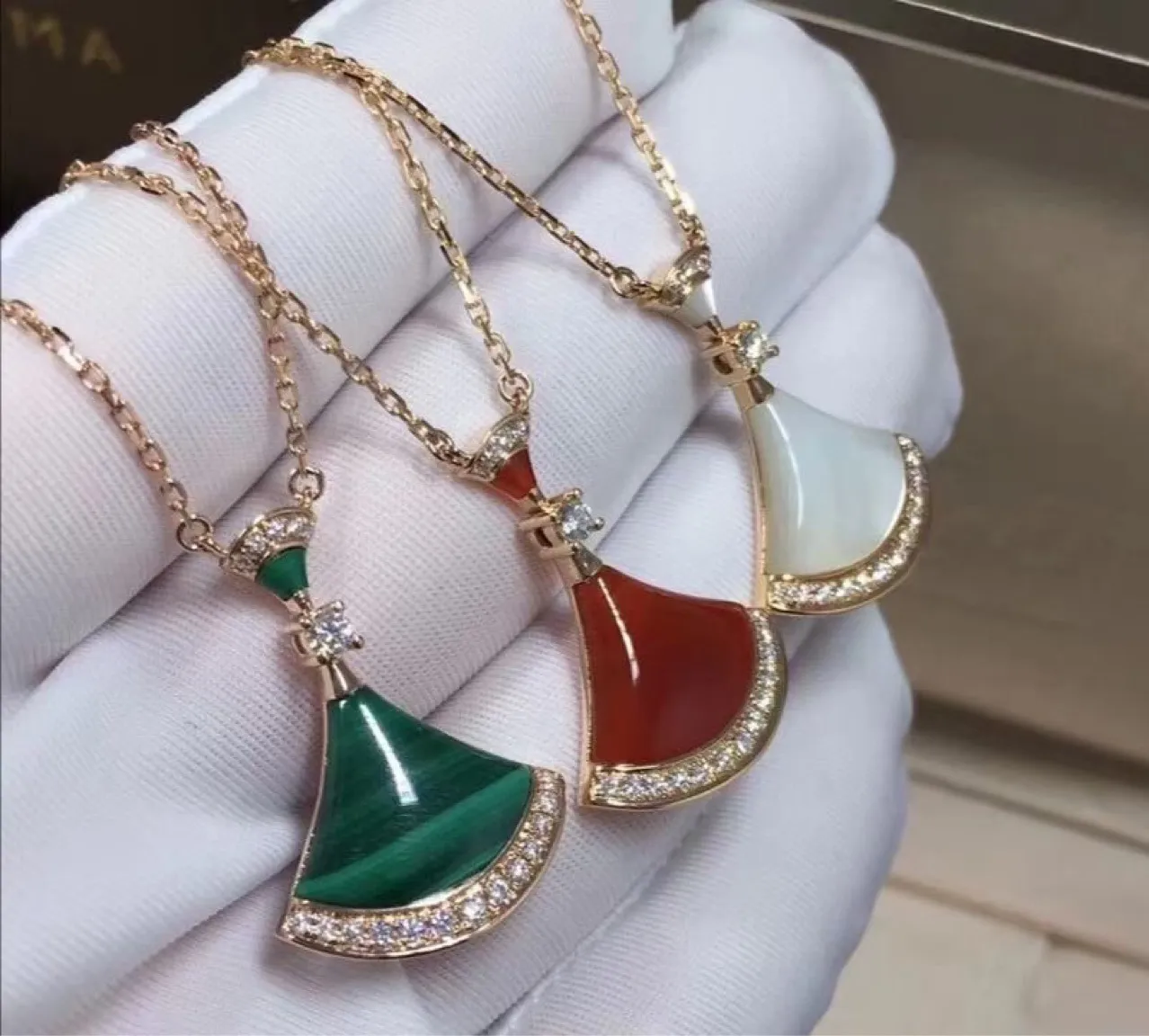Colar com pingente em leque clássico em ouro rosa e cristal rosa_voghion.com
