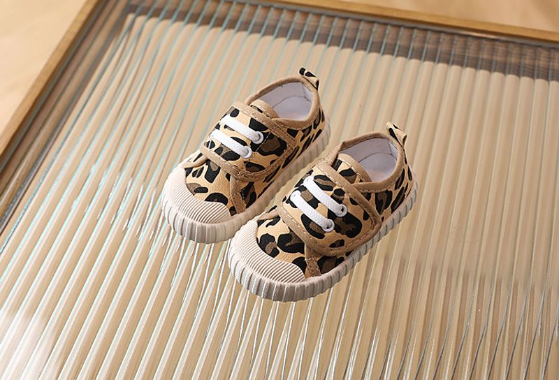 Nuevos zapatos de primavera y verano para niños y niñas, zapatillas de lona suaves e informales de color caramelo para niños, zapatillas de moda con estampado de leopardo_voghion.com