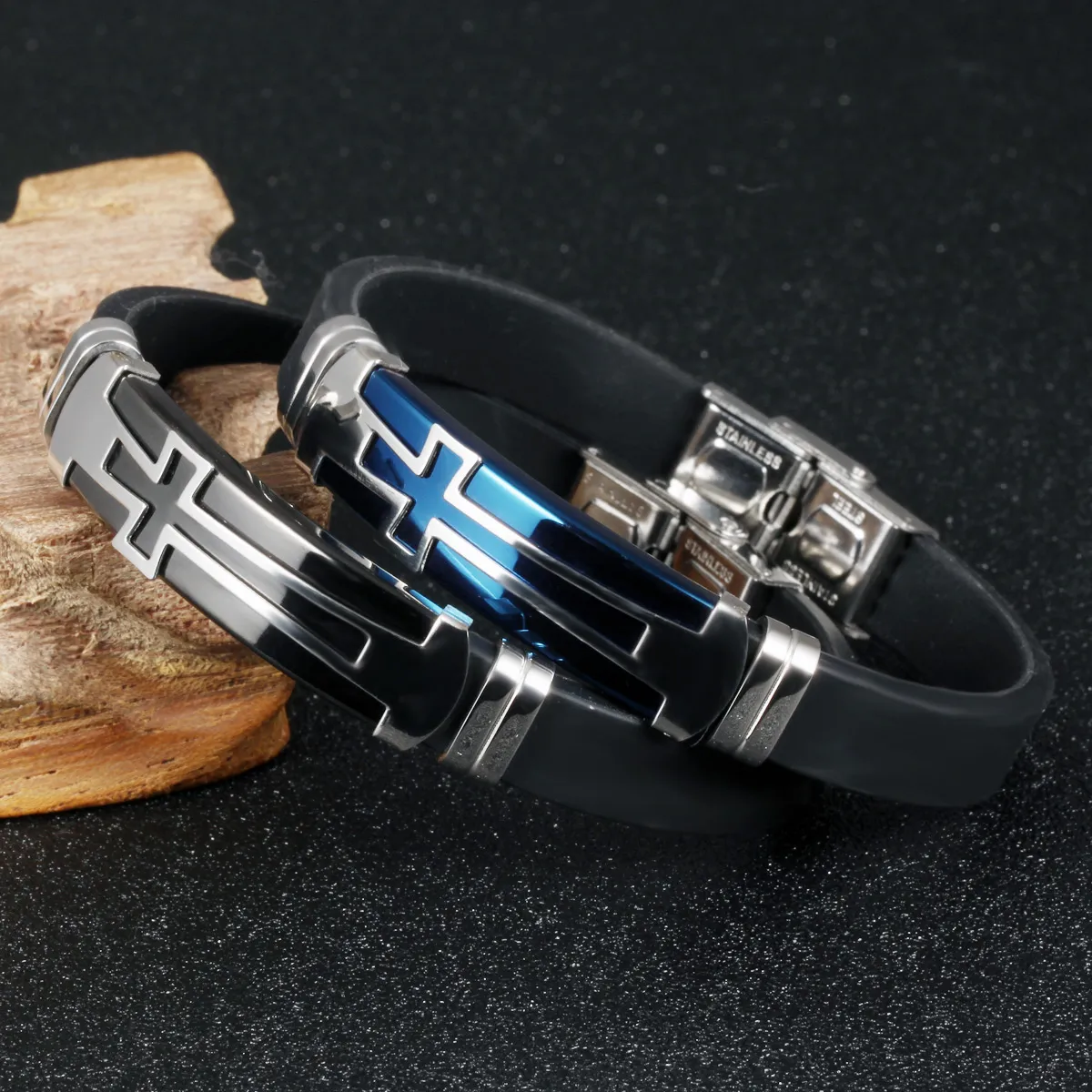 Braccialetti da uomo in silicone nero Classico in acciaio inossidabile Grande croce Gioielli da uomo Accessori con ciondolo religioso 2 colori1_voghion.com