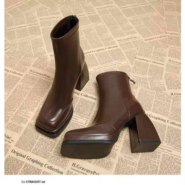 Dames enkelboots met hak en vierkante neus voor de winter_voghion.com