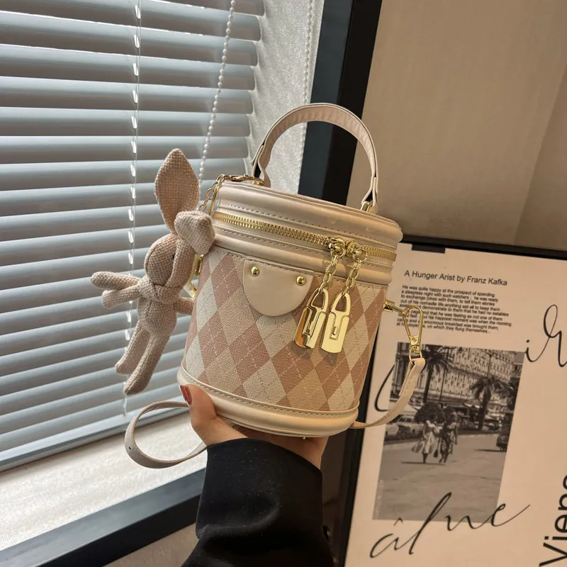 Designer Free Shipping 2025 New Fashionable Bucket Premium Texture Dia Grid Shoulder Crossbody Bag Bag For Womens_voghion.com