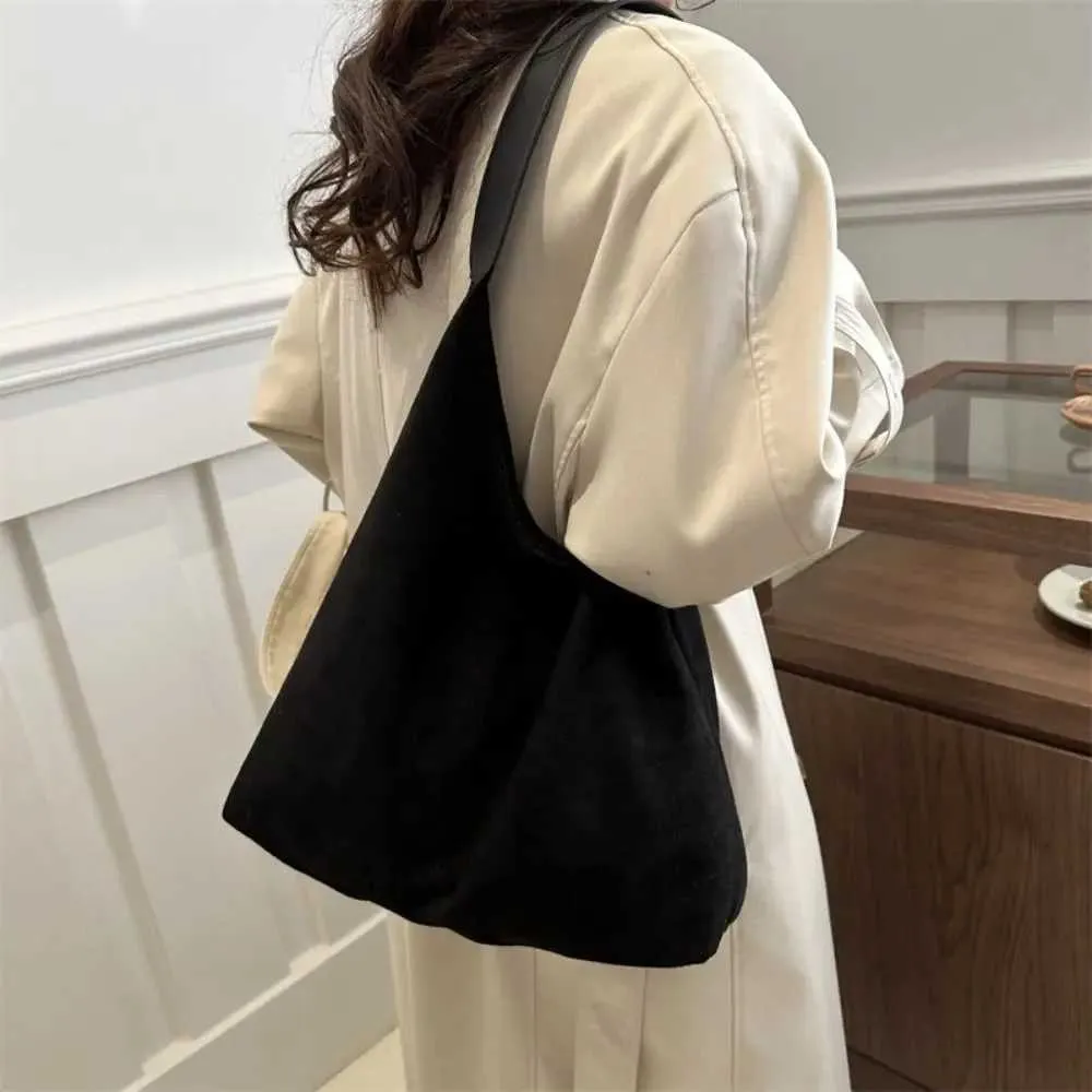 Borsa da designer Borsa da viaggio alla moda retrò in pelle scamosciata grande capacità alla moda per biancheria intima semplice borsa a tracolla Y241115_voghion.com