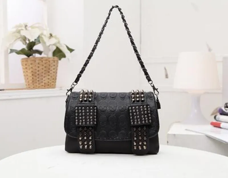 Yogodlns Borsa a tracolla vintage da donna in pelle nera con teschio e rivetti_voghion.com