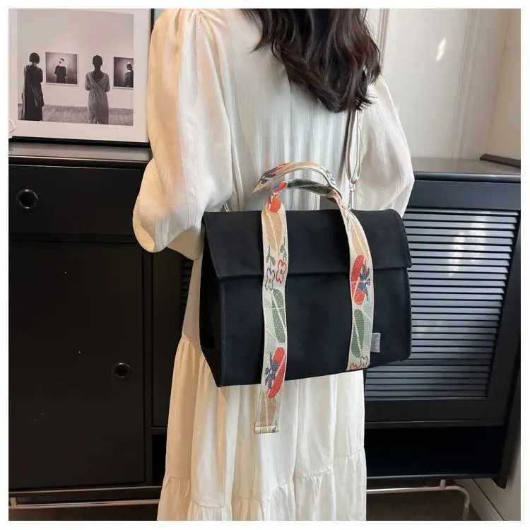Stor axelremsväska i canvas och crossbody för damer_voghion.com