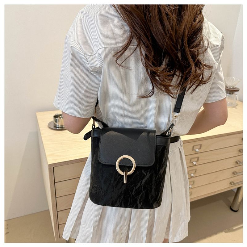 Handheld frauen mit stiolle spleißen kontrast farbe eimer urlaub 2024 frühjahr/sommer neue umhängetasche, trendy_voghion.com